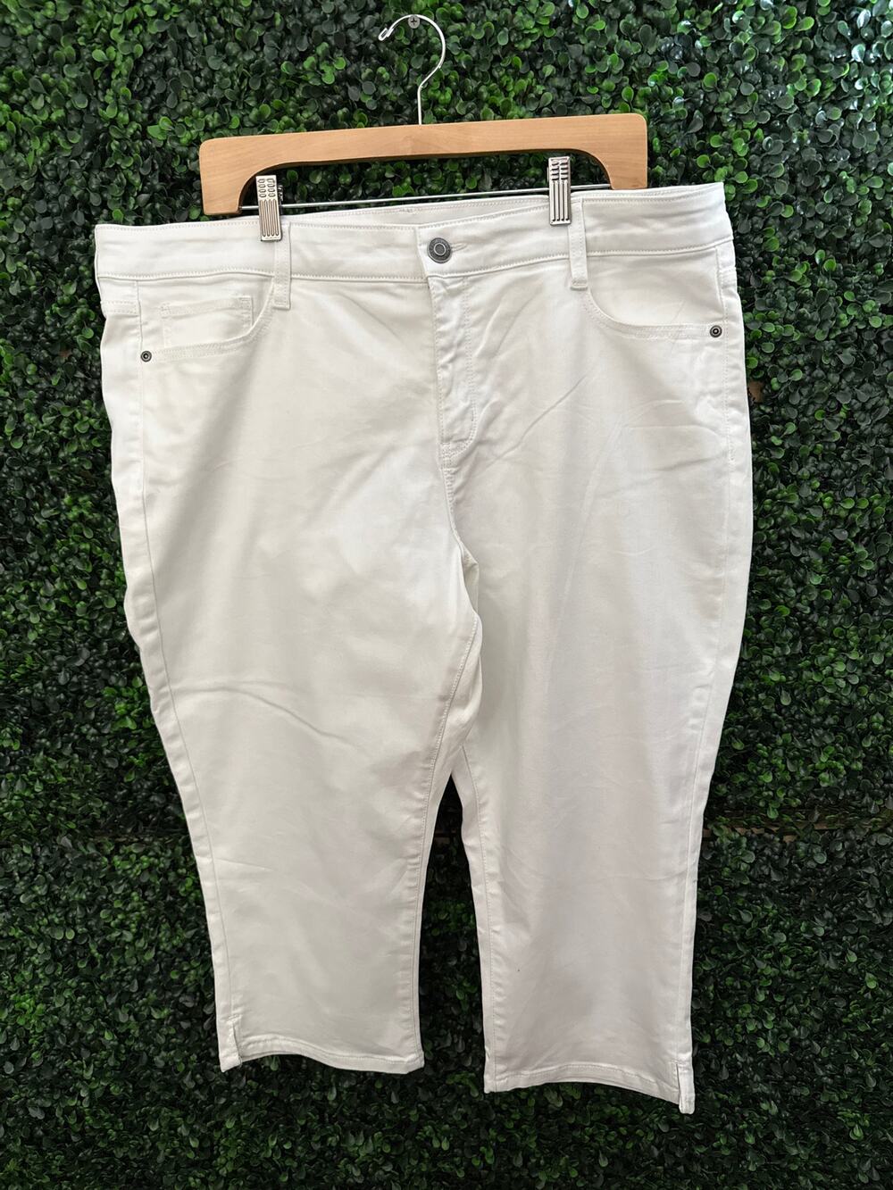 St. John’s Bay, capri white pants, women’s size 20w